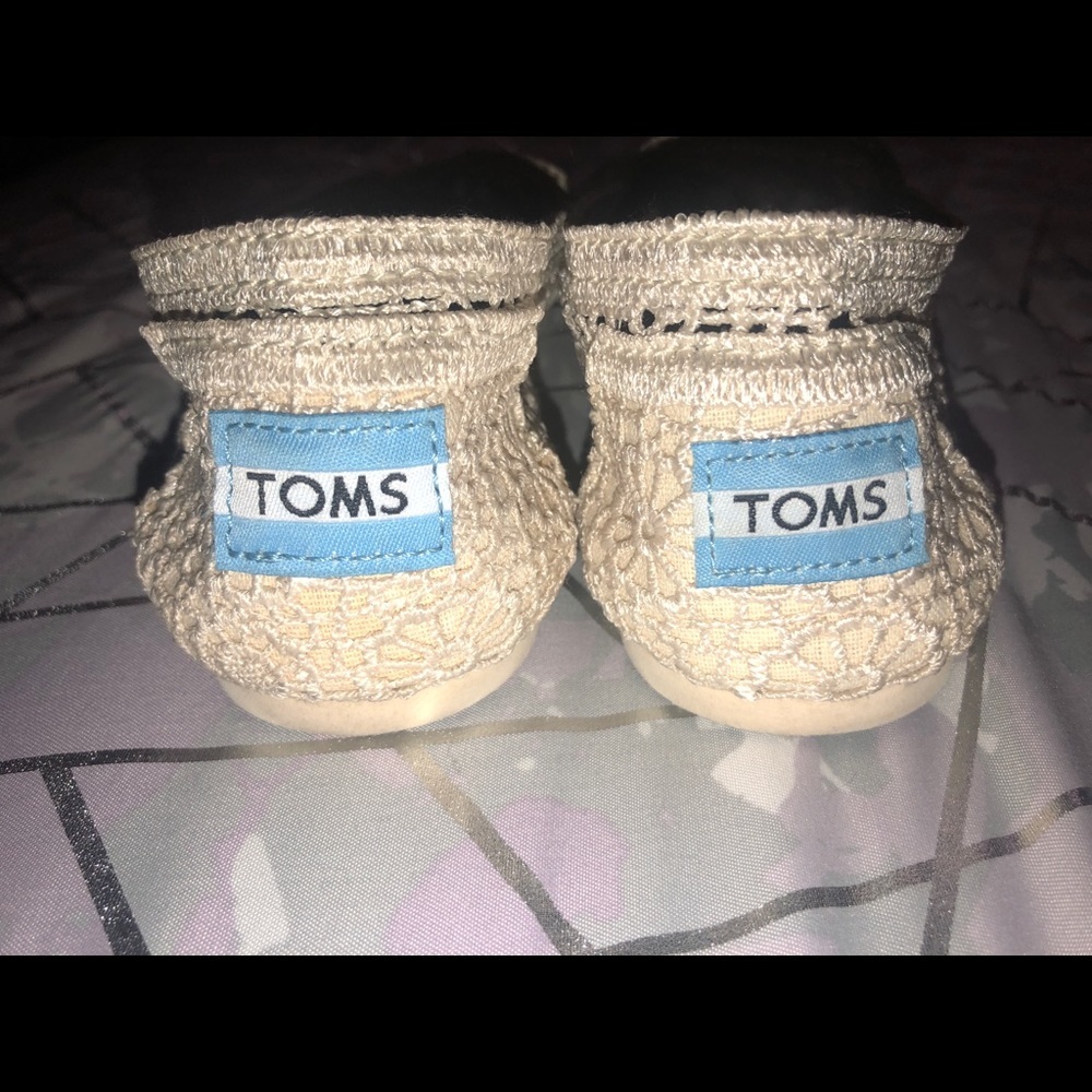 Toms ivory crocheted flats sz 6.5 - Picture 3 of 6